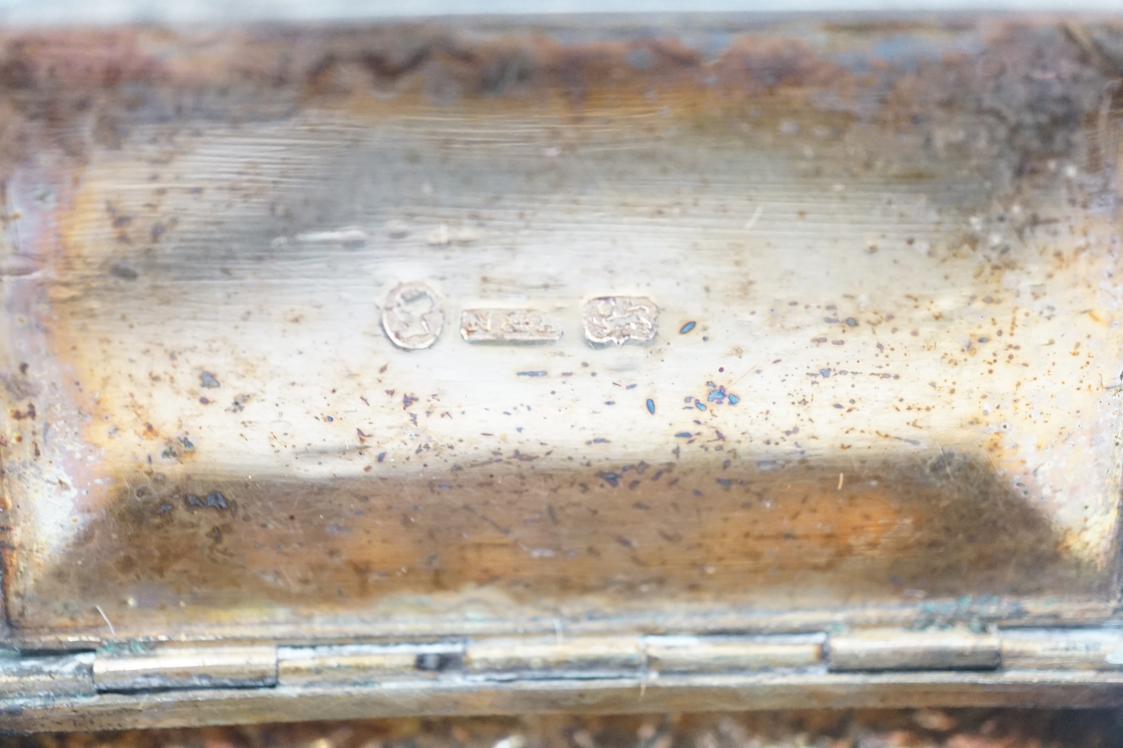 An early Victorian silver rectangular snuff box, by Neustadt & Barnett, Birmingham, 1840, 69mm, together with a George IV silver vinaigrette by Joseph Wilmore